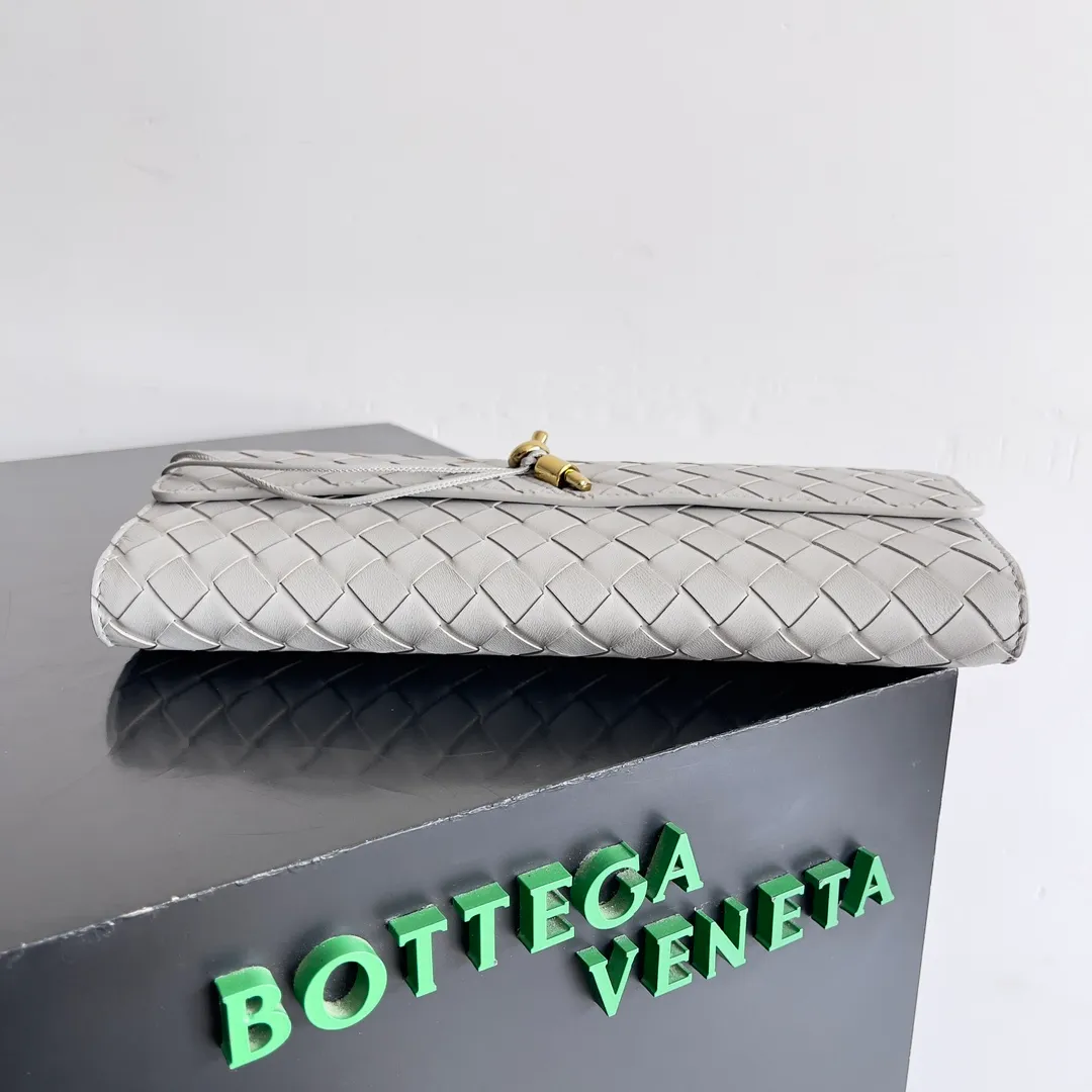 The batch of 1360 BV Andiamo evening handbags has been heavily planted again~ The designer aesthetics in the era of economic downturn are back. I fall in love with it at first sight and can't put it down. It's so beautiful and full of aura. The shape and texture are very competitive. It's light in weight and has sufficient capacity. It's a must-have for fashionistas. It's suitable for many occasions, minimalist, high-end and light luxury. Model No.: 741511 Size: 31*13*3cm